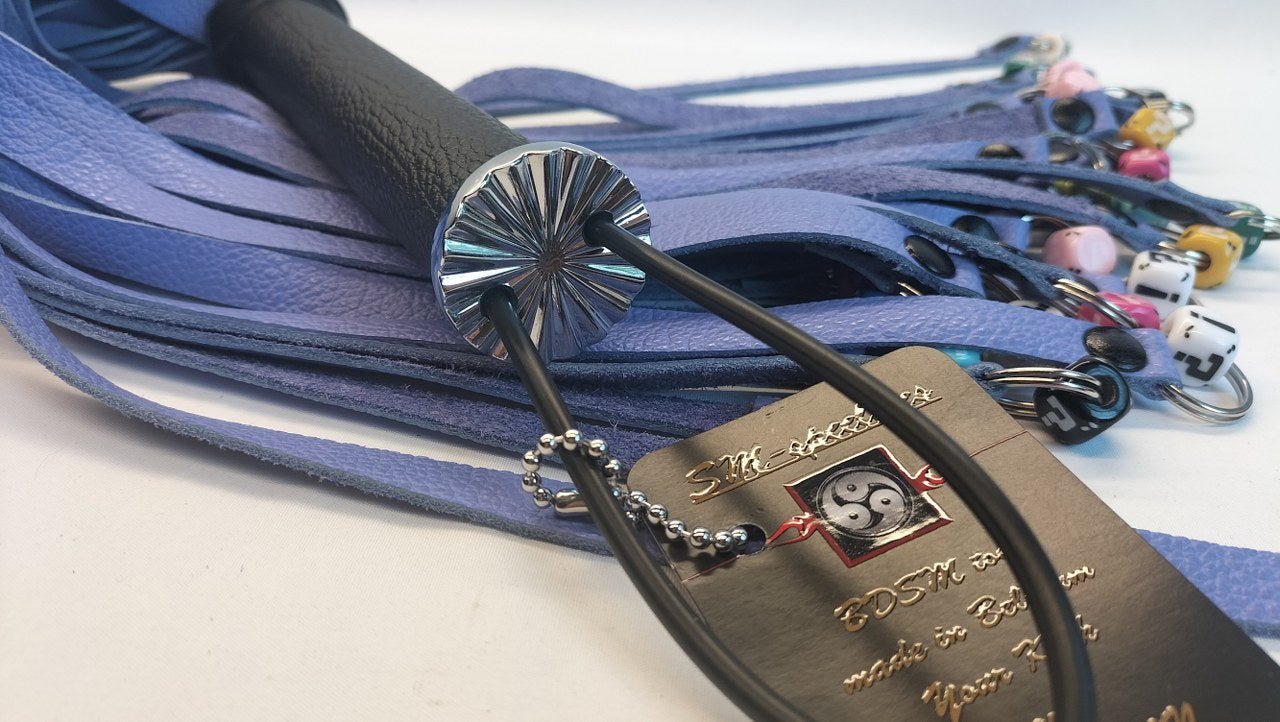 The Gambler Lila Flogger met Dobbelstenen - Exclusieve Handgemaakte Flogger - BDSM - SM - speeltjes