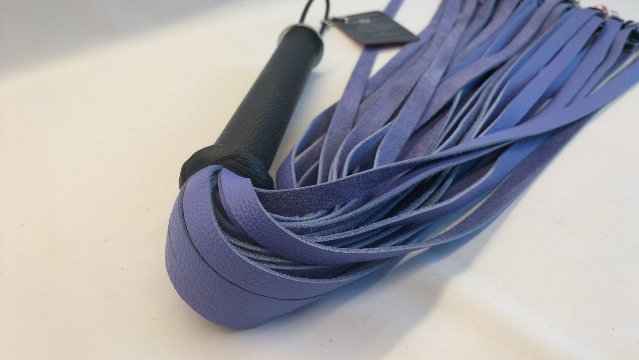 The Gambler Lila Flogger met Dobbelstenen - Exclusieve Handgemaakte Flogger - BDSM - SM - speeltjes