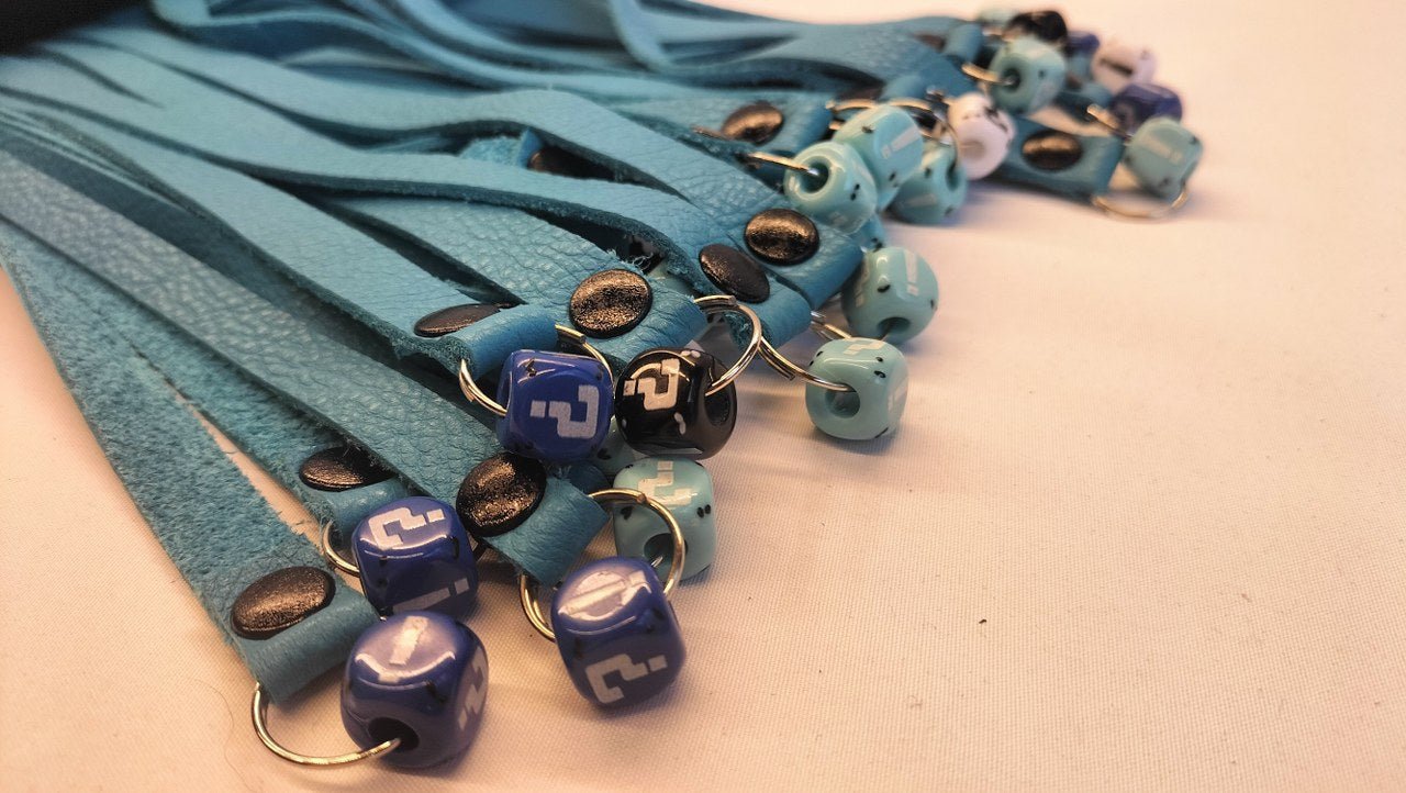 The Gambler Turquoise Flogger met Dobbelstenen - Exclusieve Handgemaakte Flogger - BDSM - SM - speeltjes