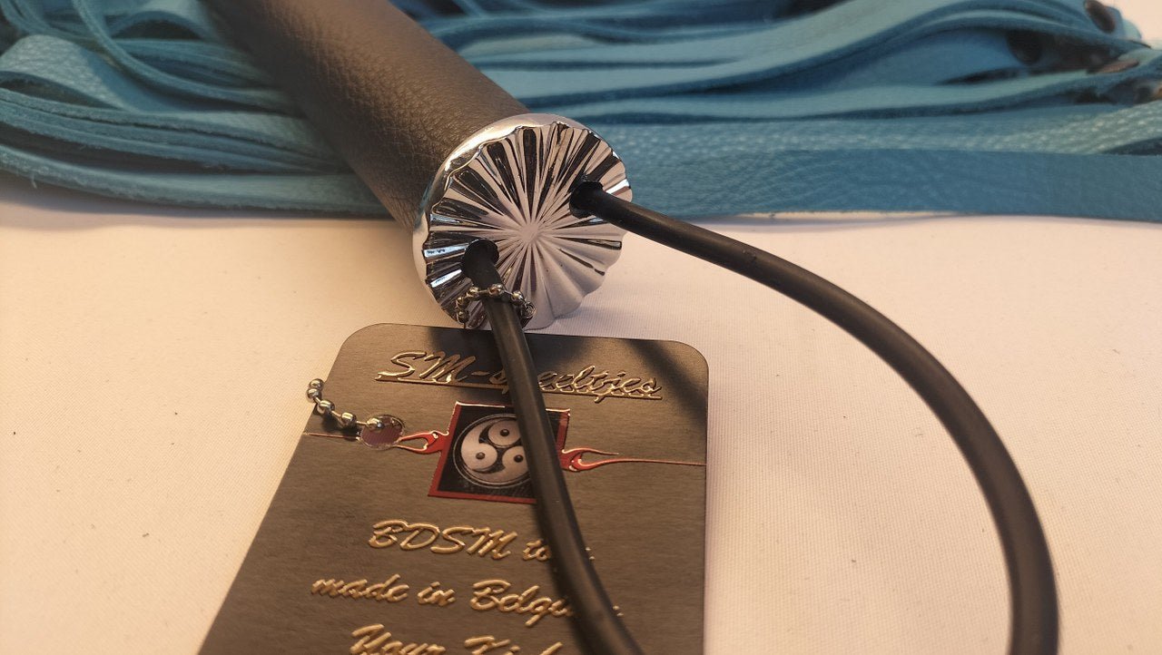 The Gambler Turquoise Flogger met Dobbelstenen - Exclusieve Handgemaakte Flogger - BDSM - SM - speeltjes