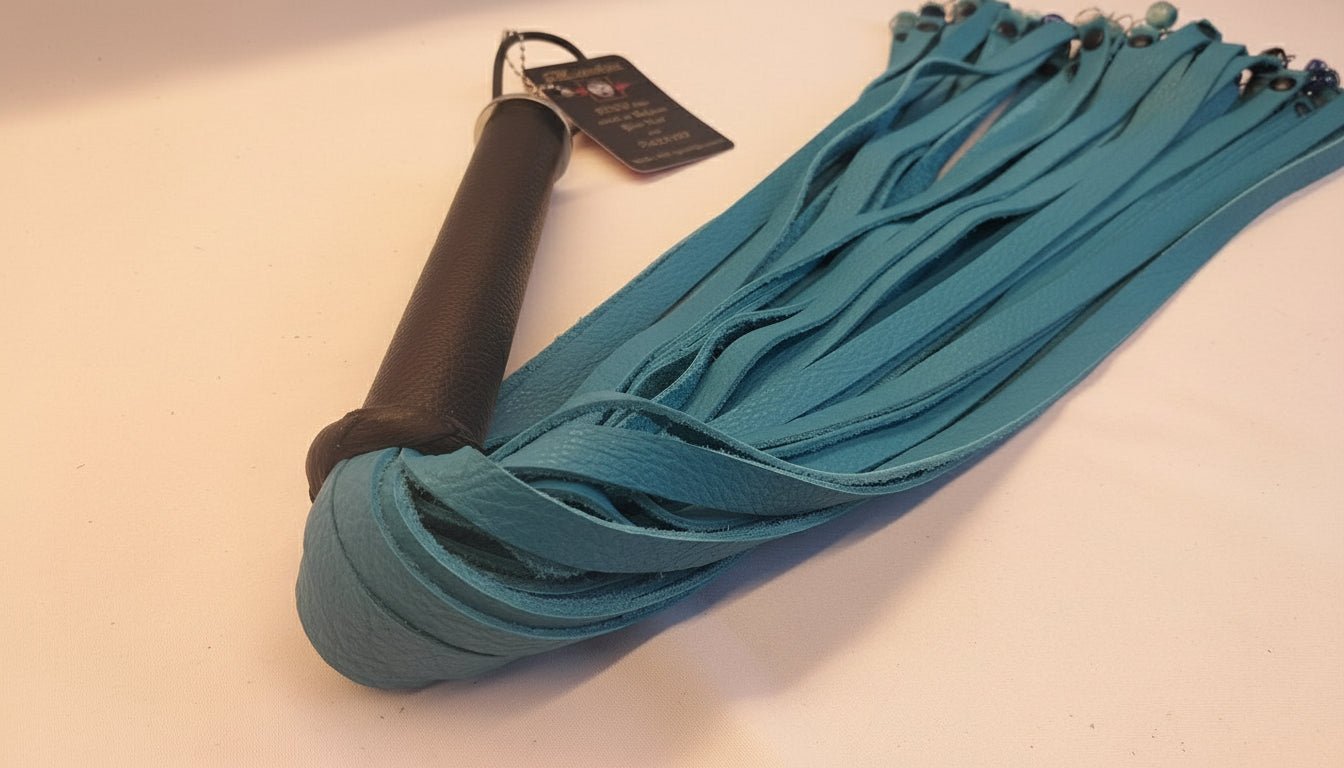 The Gambler Turquoise Flogger met Dobbelstenen - Exclusieve Handgemaakte Flogger - BDSM - SM - speeltjes