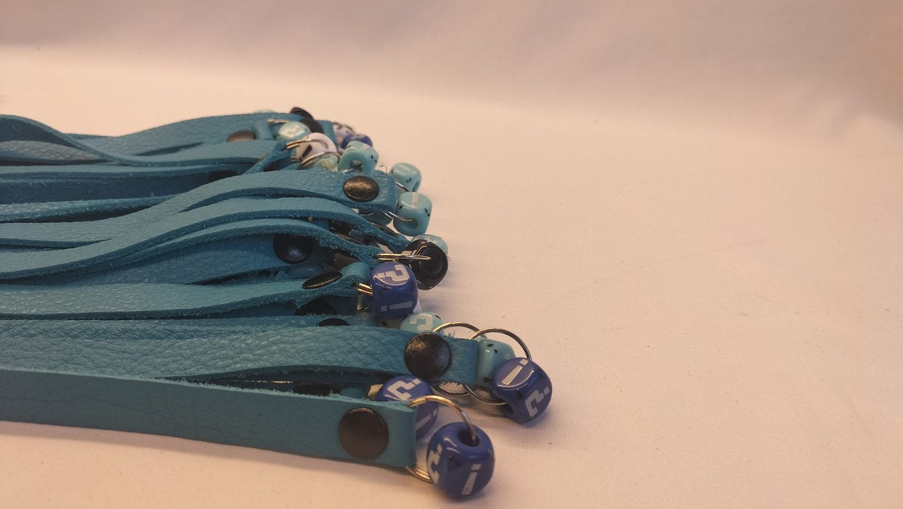 The Gambler Turquoise Flogger met Dobbelstenen - Exclusieve Handgemaakte Flogger - BDSM - SM - speeltjes