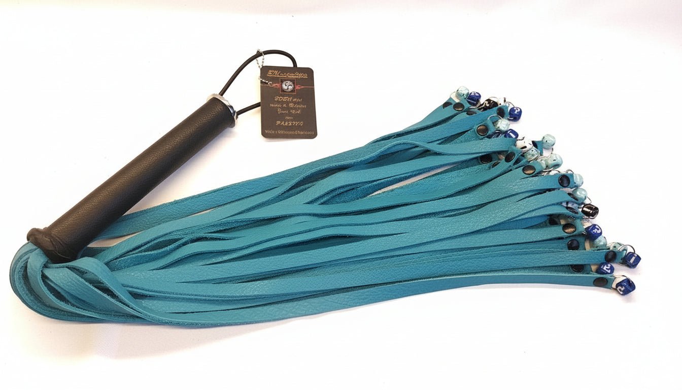 The Gambler Turquoise Flogger met Dobbelstenen - Exclusieve Handgemaakte Flogger - BDSM - SM - speeltjes