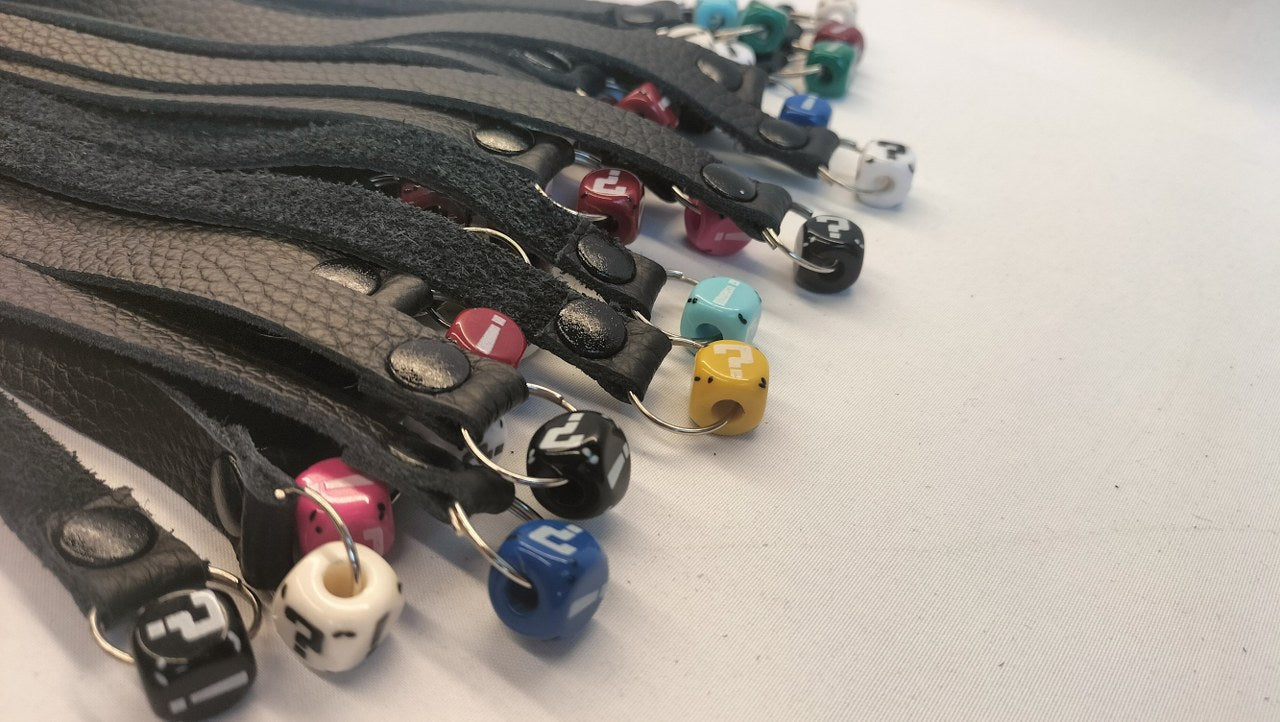 The Gambler Zwarte Flogger met Dobbelstenen - Exclusieve Handgemaakte Flogger - BDSM - SM - speeltjes