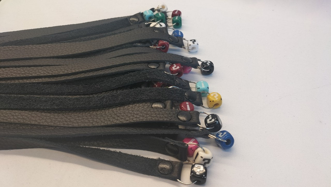 The Gambler Zwarte Flogger met Dobbelstenen - Exclusieve Handgemaakte Flogger - BDSM - SM - speeltjes