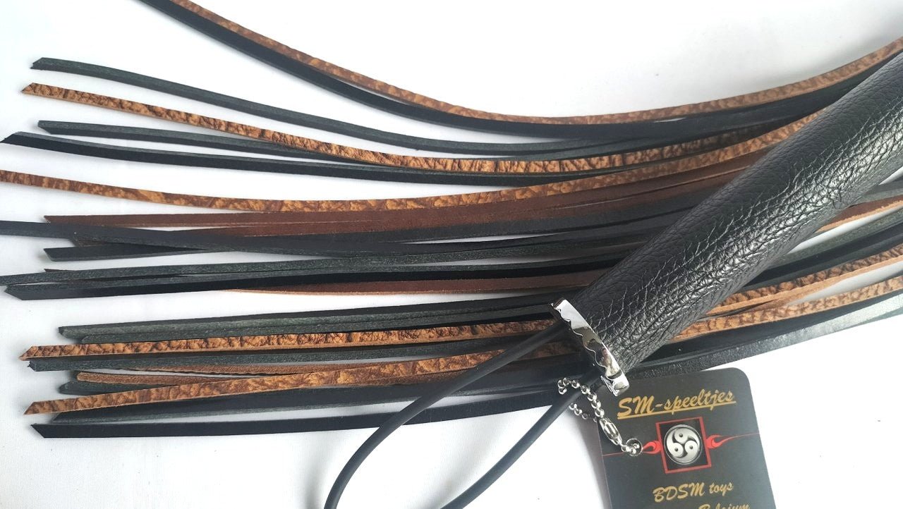 deze-flogger-of-in-de-volksmond-zweep-of-gesel-genoemd-is-voor-de-spelers-die-houden-van-een-iets-gemener-of-pijnlijker-spel-met-zijn-24-stroken-tuigleer-in-twee-kleuren-en-schuin-gesneden-aan-het-einde-kan-ie-best-venijnig-zijn-3