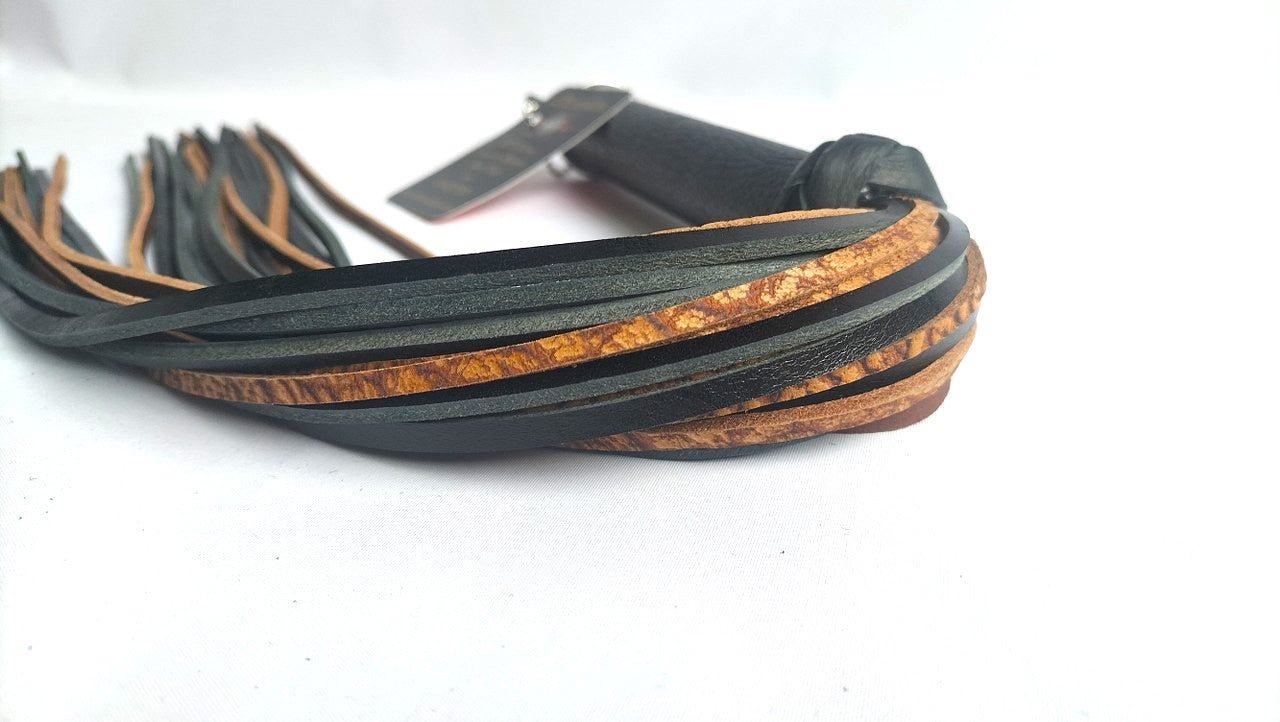 deze-flogger-of-in-de-volksmond-zweep-of-gesel-genoemd-is-voor-de-spelers-die-houden-van-een-iets-gemener-of-pijnlijker-spel-met-zijn-24-stroken-tuigleer-in-twee-kleuren-en-schuin-gesneden-aan-het-einde-kan-ie-best-venijnig-zijn-2