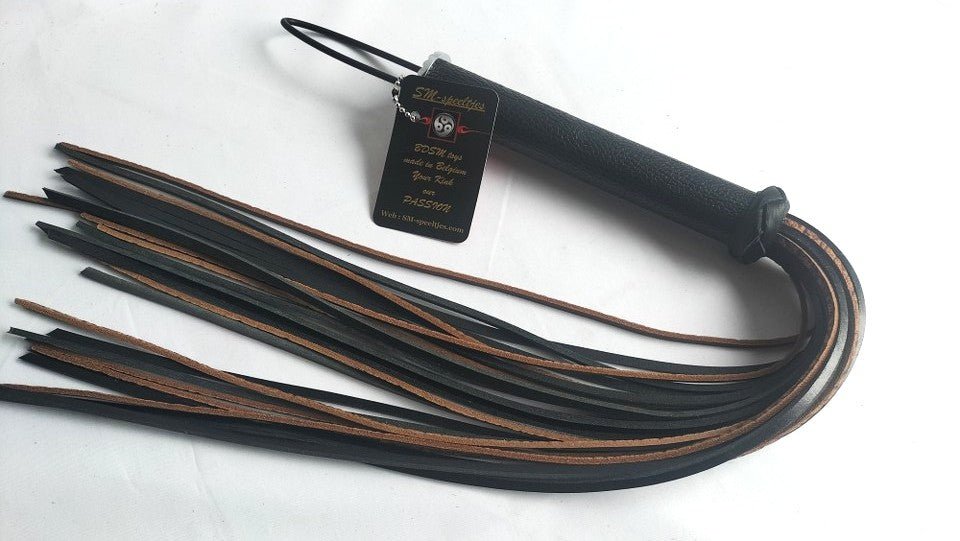 deze-flogger-of-in-de-volksmond-zweep-of-gesel-genoemd-is-voor-de-spelers-die-houden-van-een-iets-gemener-of-pijnlijker-spel-met-zijn-24-stroken-tuigleer-in-twee-kleuren-en-schuin-gesneden-aan-het-einde-kan-ie-best-venijnig-zijn-1