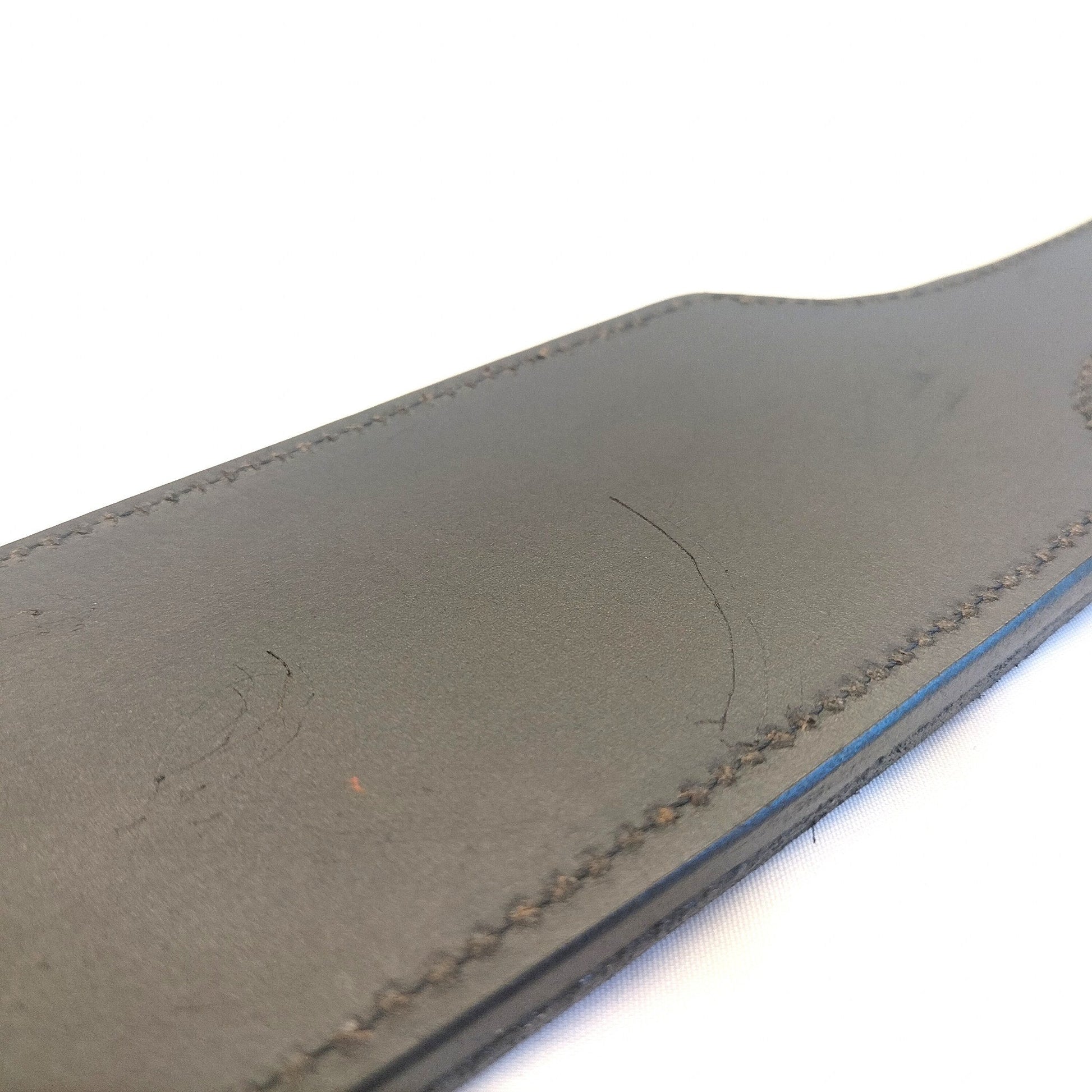 Tuigleder Paddle 210g Zwart Rood 38cm 1cm Dik - Metalen Versteviging BDSM - Impact Toys - SM - speeltjes