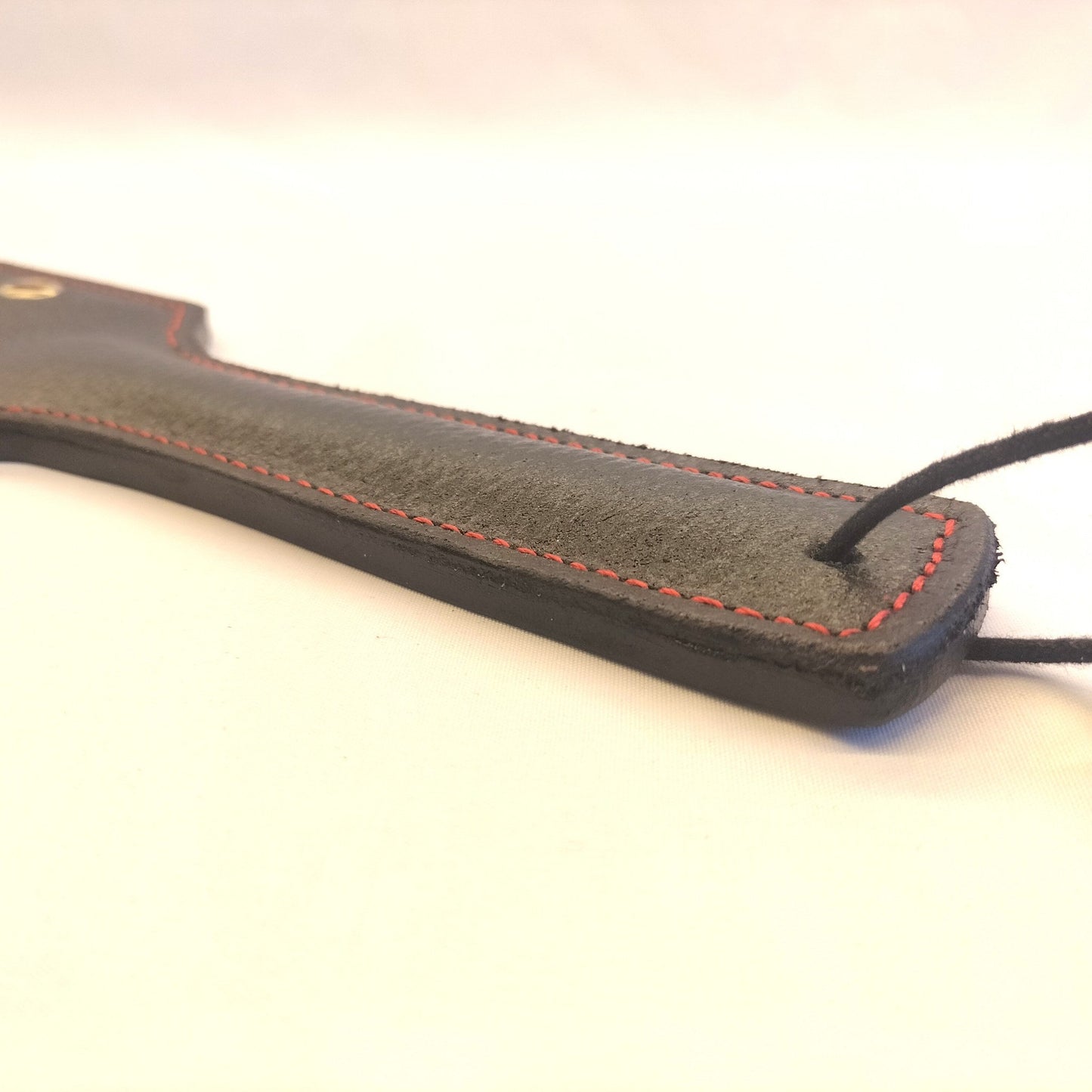 Tuigleder Paddle 210g Zwart Rood 38cm 1cm Dik - Metalen Versteviging BDSM - Impact Toys - SM - speeltjes