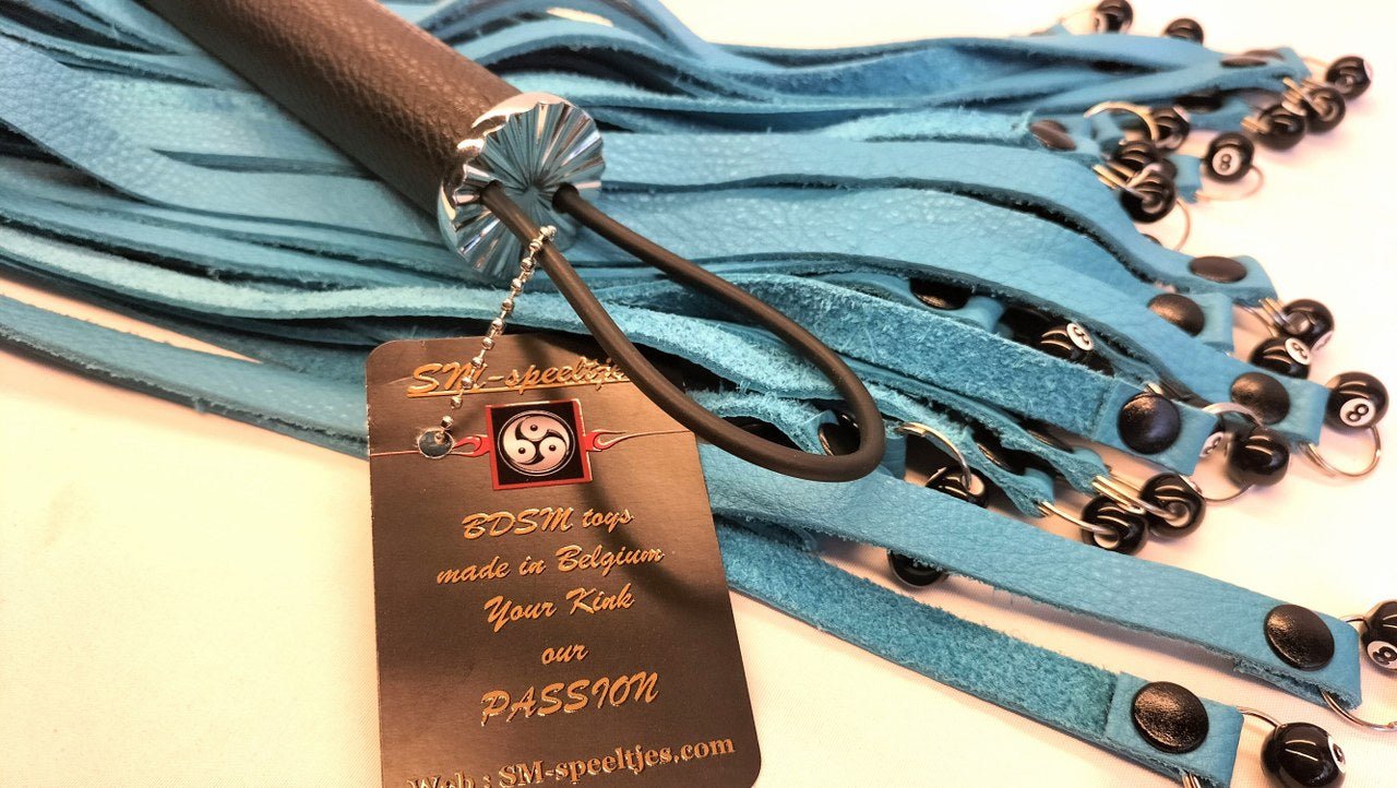 Turquoise Flogger met 36 Acryl 8mm Balletjes - 70cm Handgemaakt in België - Impact Play Flogger - SM - speeltjes