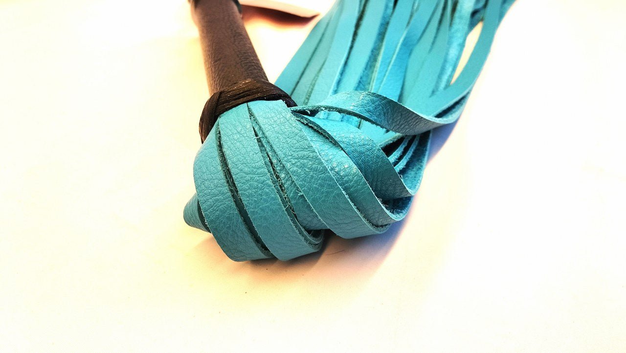 Turquoise Flogger met 36 Acryl 8mm Balletjes - 70cm Handgemaakt in België - Impact Play Flogger - SM - speeltjes