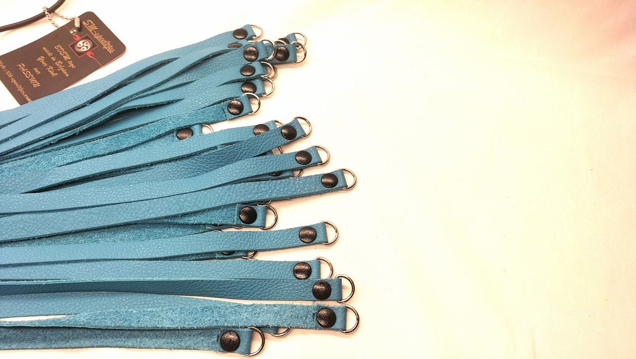 Turquoise leder flogger met D - ringen aan - BDSM - SM - speeltjes
