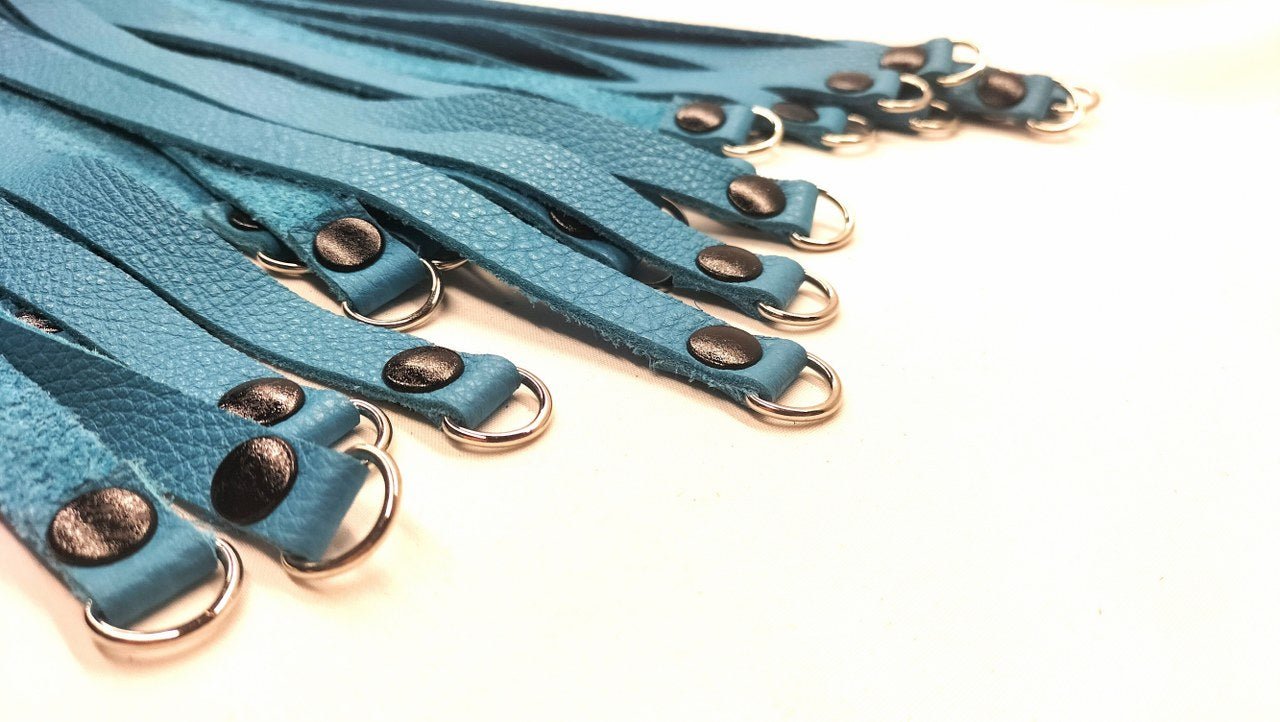Turquoise leder flogger met D - ringen aan - BDSM - SM - speeltjes