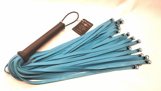Turquoise leder flogger met D - ringen aan - BDSM - SM - speeltjes
