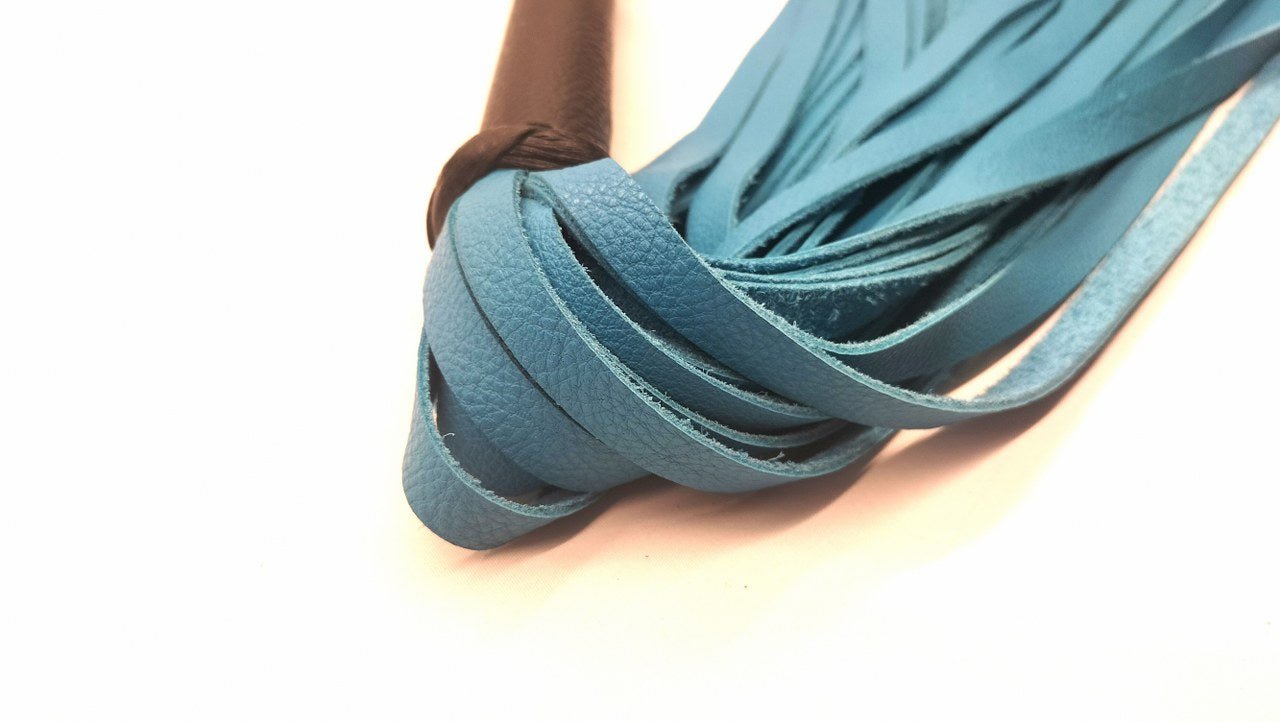 Turquoise leder flogger met D - ringen aan - BDSM - SM - speeltjes