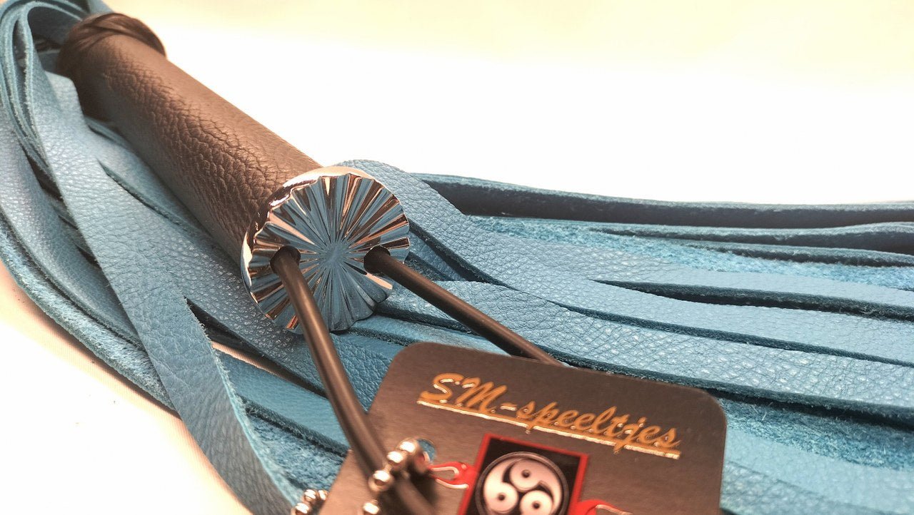 Turquoise leder flogger met D - ringen aan - BDSM - SM - speeltjes