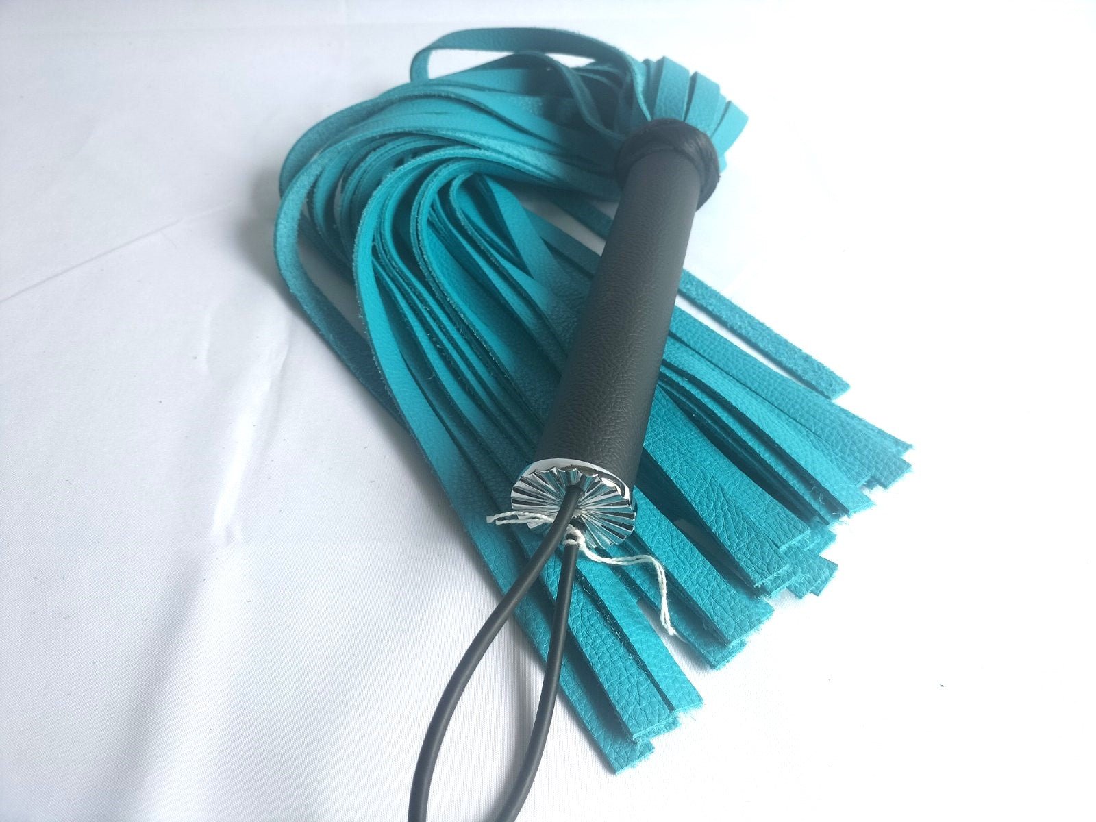 Turquoise lederen flogger met zwart leer handvat - SM - speeltjes