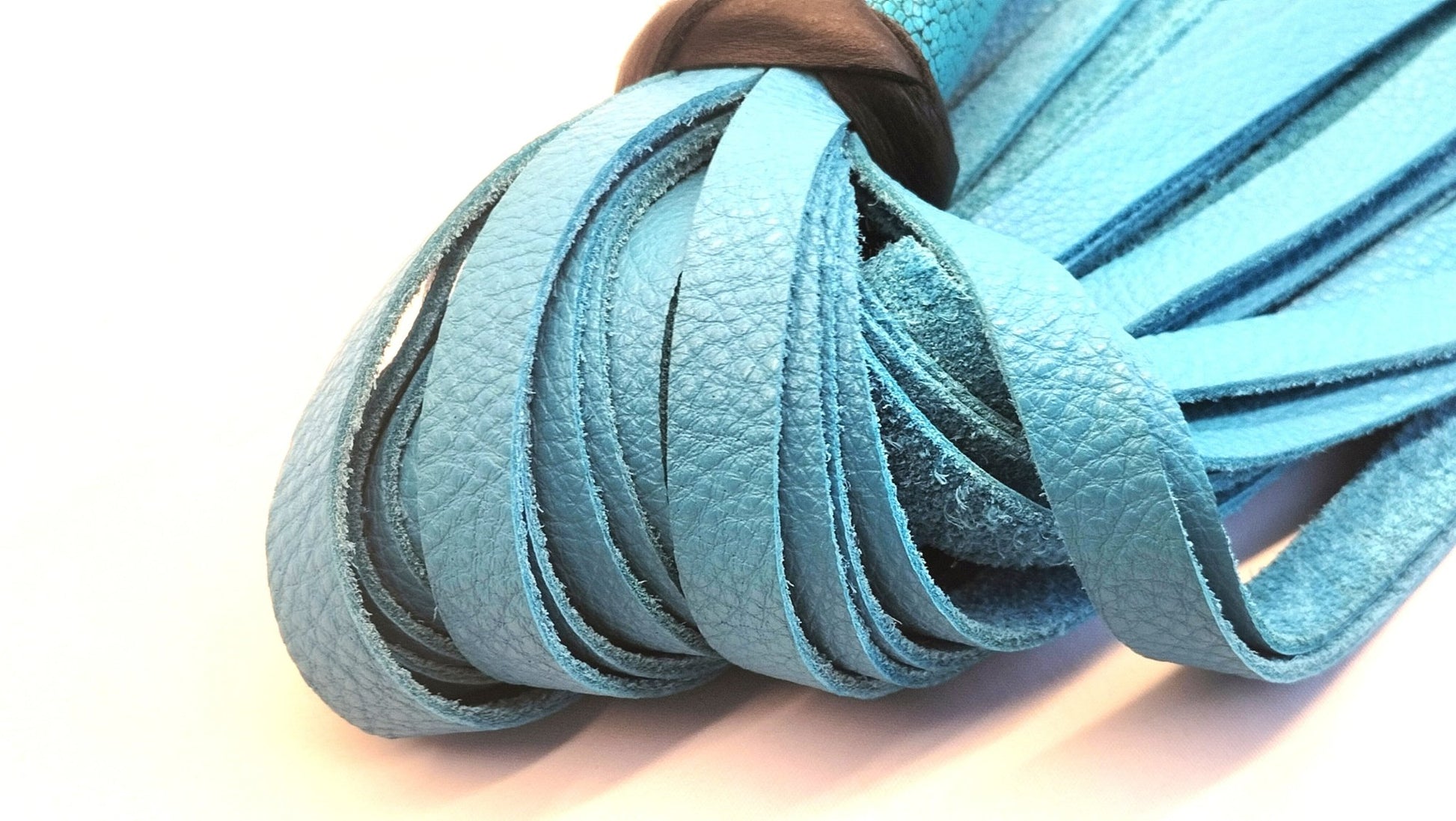 Turquoise Leren Flogger met Struisvogelpoot Handvat – Impact Play BDSM Toy - Impact Play - SM - speeltjes