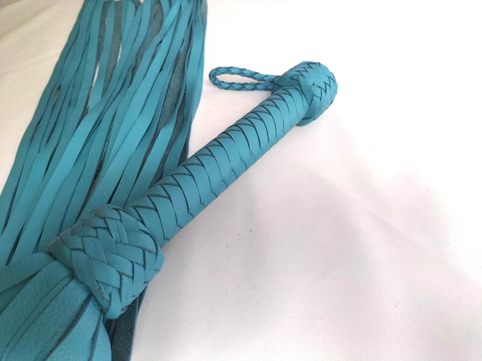 close-up-leren-falls-turquoise-flogger-ag037-53cm-lange-zachte-strips-ideaal-voor-beginners-kwalitatief-bdsm-speelgoed
