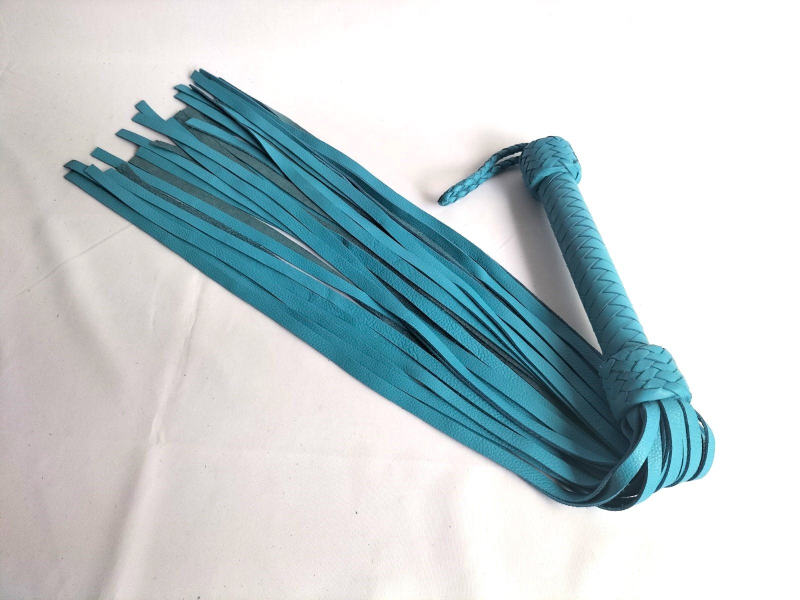 turquoise-zachte-leren-flogger-ag037-met-36-falls-van-53cm-ideaal-instapmodel-voor-bdsm-beginners-kwalitatief-leer-comfortabel-handvat
