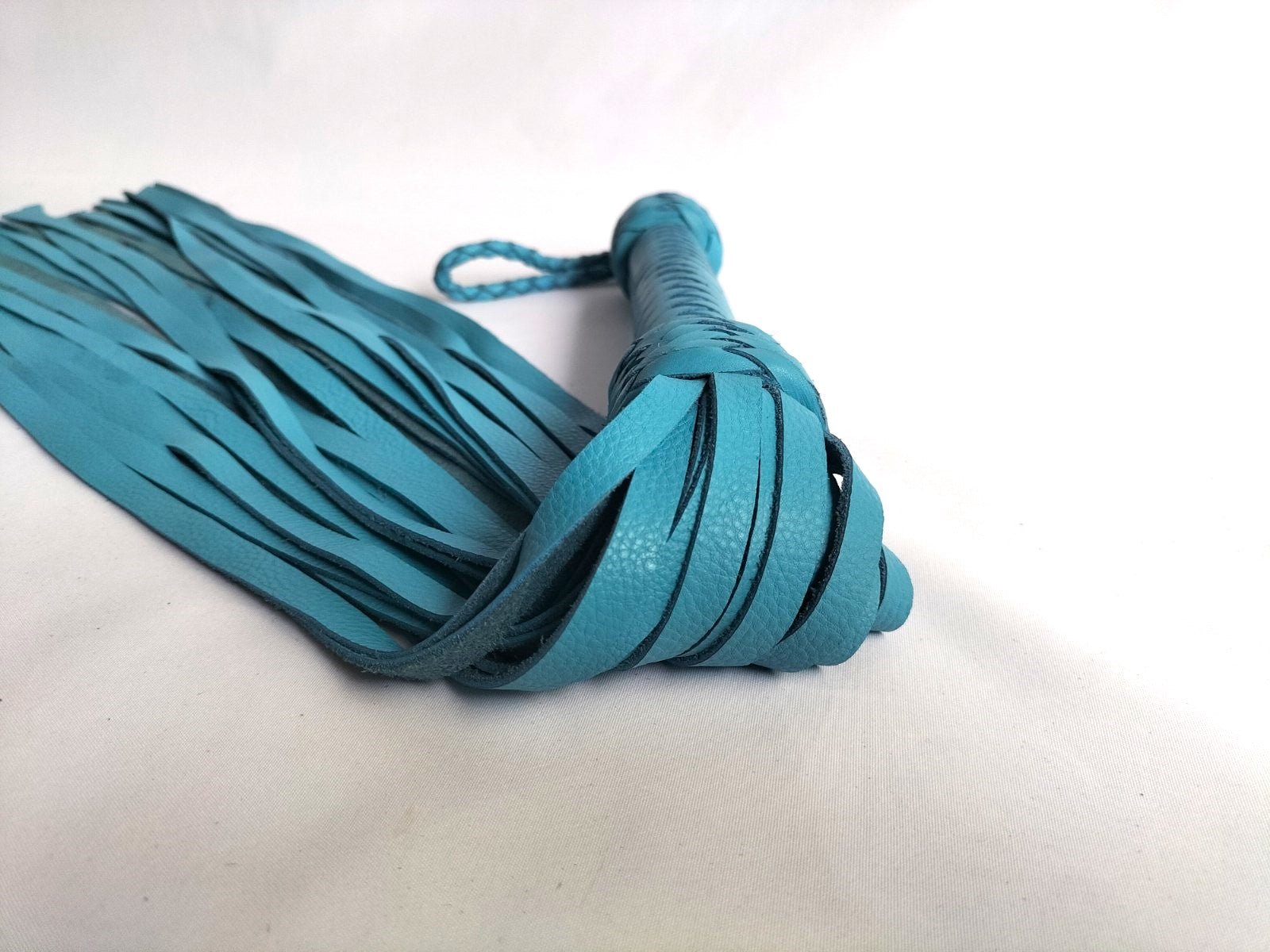 detail-turquoise-flogger-ag037-zachte-leren-falls-perfect-voor-opwarming-bdsm-speeltje-hoogwaardig-leer-comfortabel-in-gebruik

