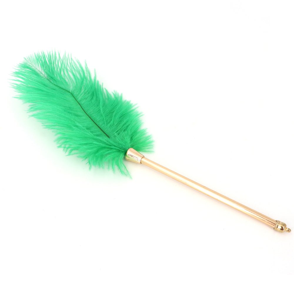 hou-je-van-strelen-en-sensual-play-dan-is-dit-het-bdsm-speeltjes-die-niet-in-je-koffer-mag-ontbreken-dankzij-zijn-superzachte-veer-weet-hij-je-telkens-opnieuw-te-prikkelen-2