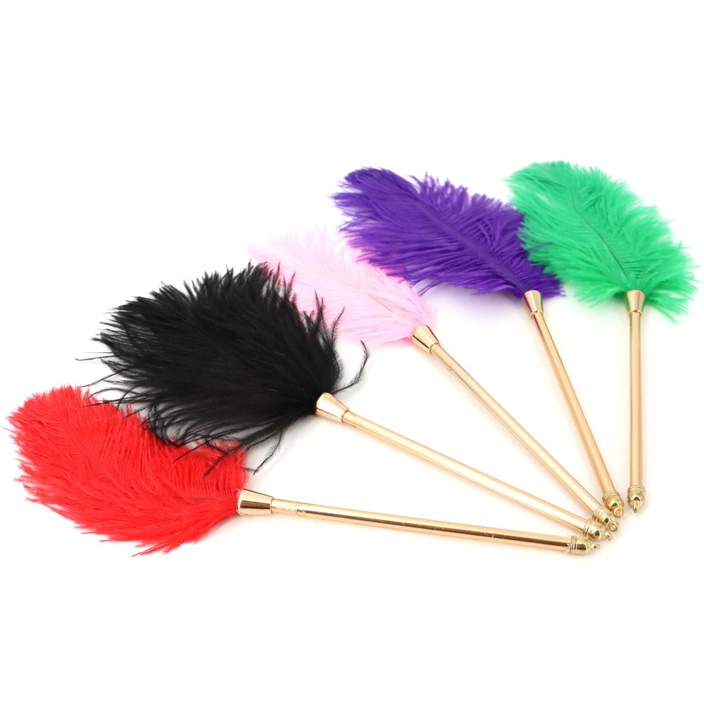 hou-je-van-strelen-en-sensual-play-dan-is-dit-het-bdsm-speeltjes-die-niet-in-je-koffer-mag-ontbreken-dankzij-zijn-superzachte-veer-weet-hij-je-telkens-opnieuw-te-prikkelen-1