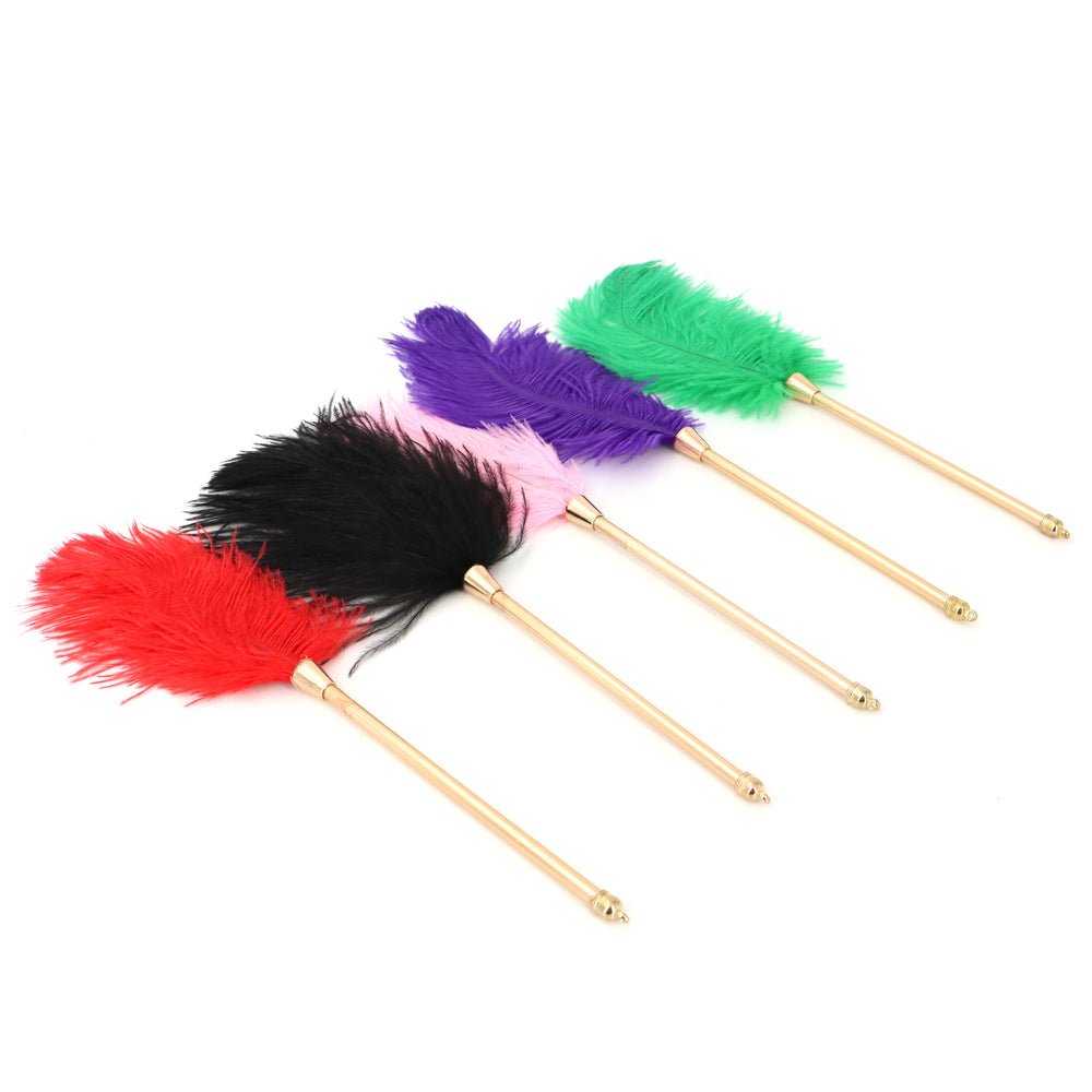 hou-je-van-strelen-en-sensual-play-dan-is-dit-het-bdsm-speeltjes-die-niet-in-je-koffer-mag-ontbreken-dankzij-zijn-superzachte-veer-weet-hij-je-telkens-opnieuw-te-prikkelen-6