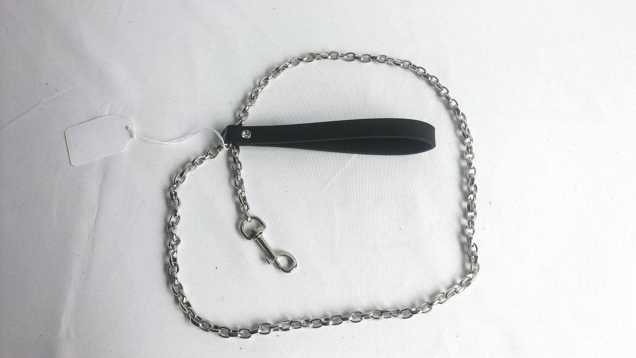 met-deze-leiband-in-vegan-kwaliteit-kan-je-lekker-volgzaam-je-dominant-achterna-lopen-zonder-al-te-veel-keuzes-te-moeten-maken-behalve-stoppen-waar-hij-of-zij-stopt-laat-het-spel-van-oplettend-volgen-beginnen-3