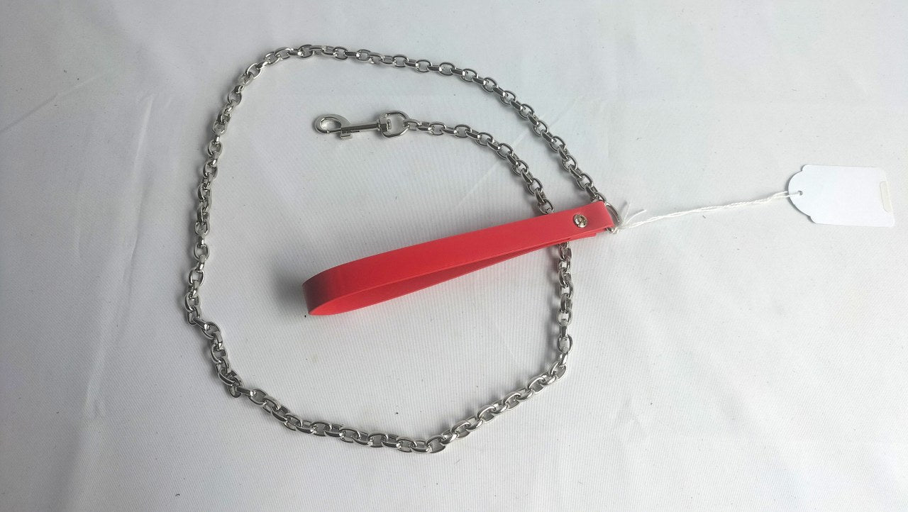 met-deze-leiband-in-vegan-kwaliteit-kan-je-lekker-volgzaam-je-dominant-achterna-lopen-zonder-al-te-veel-keuzes-te-moeten-maken-behalve-stoppen-waar-hij-of-zij-stopt-laat-het-spel-van-oplettend-volgen-beginnen-1