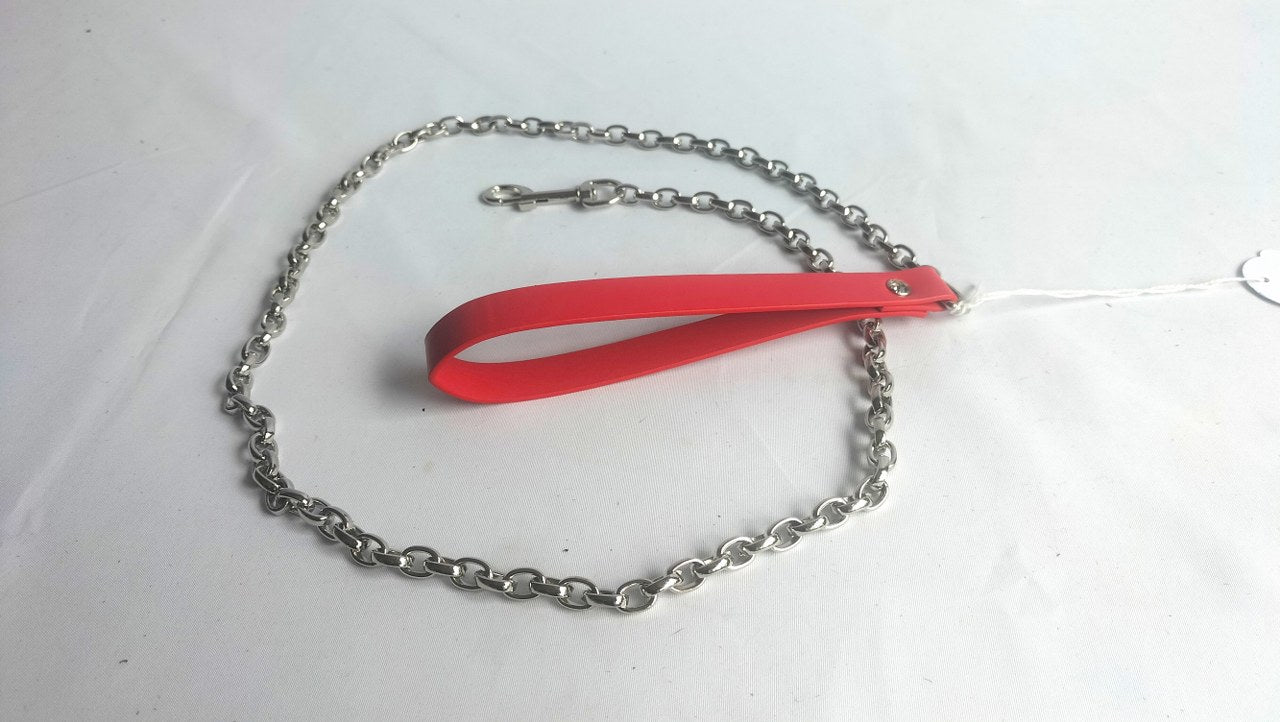 met-deze-leiband-in-vegan-kwaliteit-kan-je-lekker-volgzaam-je-dominant-achterna-lopen-zonder-al-te-veel-keuzes-te-moeten-maken-behalve-stoppen-waar-hij-of-zij-stopt-laat-het-spel-van-oplettend-volgen-beginnen-2