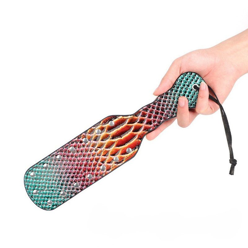 prachtige-vegan-snake-print-paddel-met-structuur-hij-is-stevig-heeft-een-mmoie-dikte-en-is-binnenin-voorzien-van-een-metalen-versteviging-1