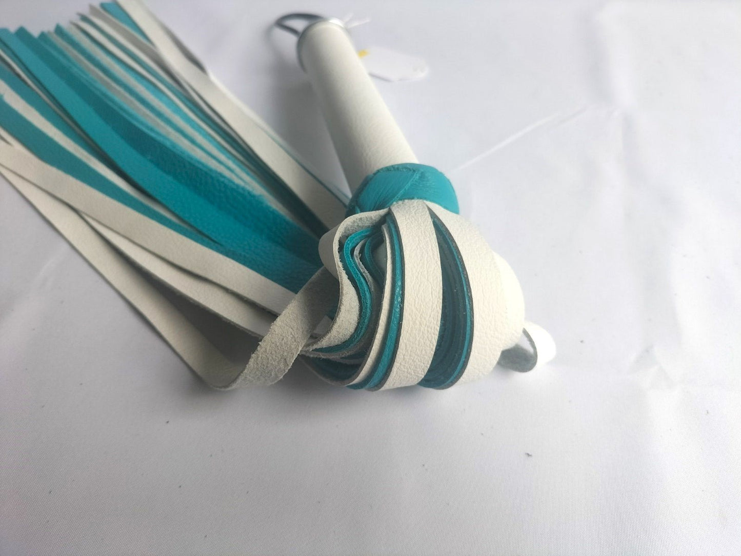 Wit/turquoise lederen flogger met wit leer handvat - SM - speeltjes