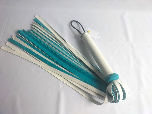 Wit/turquoise lederen flogger met wit leer handvat - SM - speeltjes
