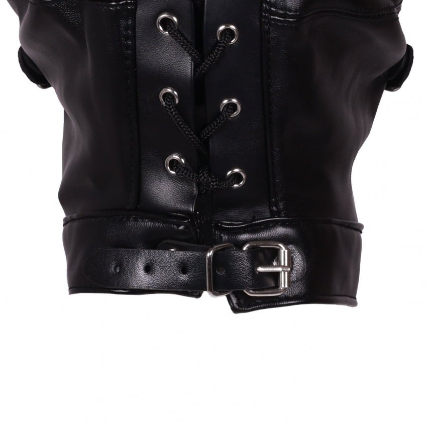 Met-dit-kunstlederen-hoofdmasker-wordt-zowel-je-zicht-ontnomen-met-de-blinddoek-als-je-spraak-ontnomen-met-degagball-met-extra-mondknevel-ervoor-je-wordt-geheel-overgelaten-aan-het-beetje-dat-je-nog-rondom-je-hoort-hoewel-ook-dat-reeds-beperkt-is-8