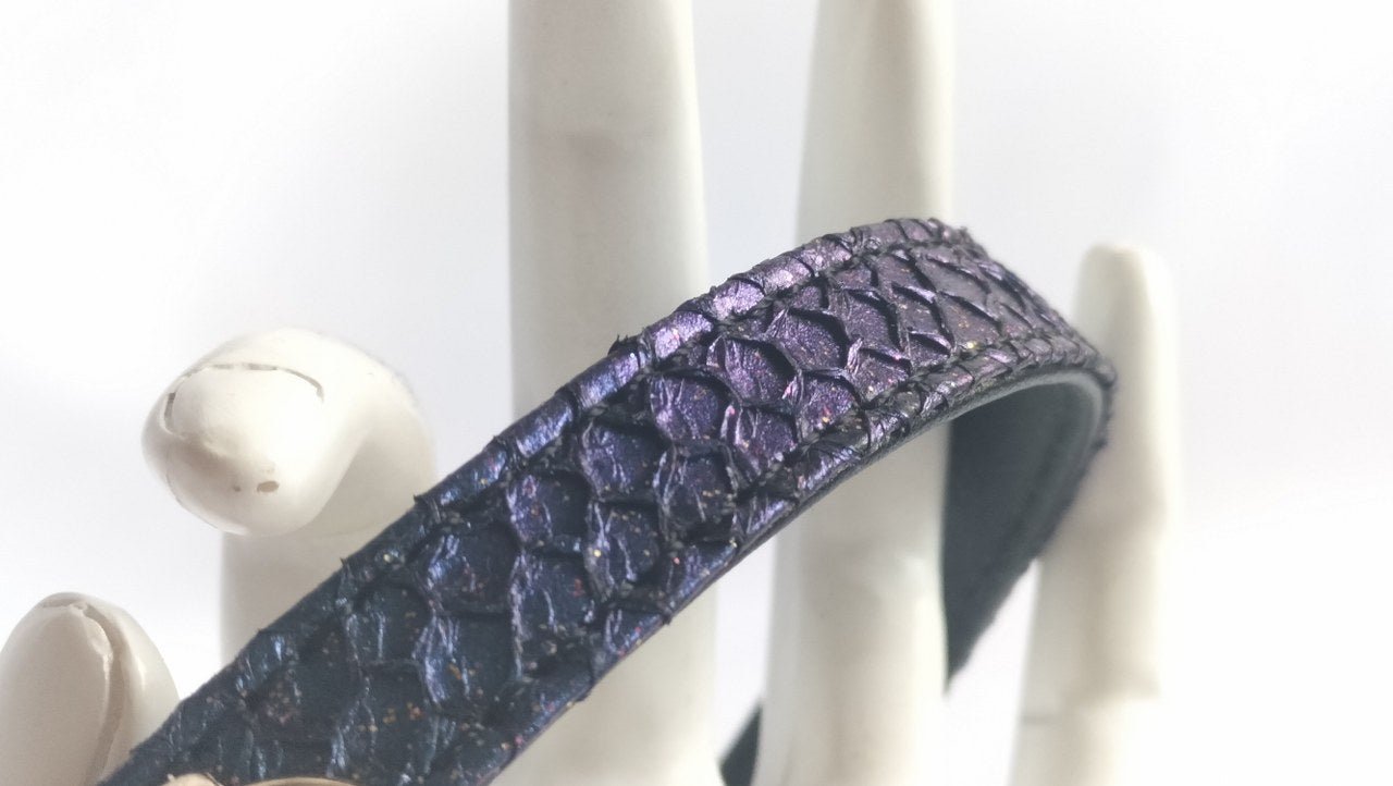 prachtige-zalmleder-collar-met-vergulden-accenten-hoe-meer-je-er-naar-kijkt-hoe-meer-accenten-je-ziet-ook-met-lichtinval-zie-je-andere-kleuren-en-accenten-in-het-leer-3