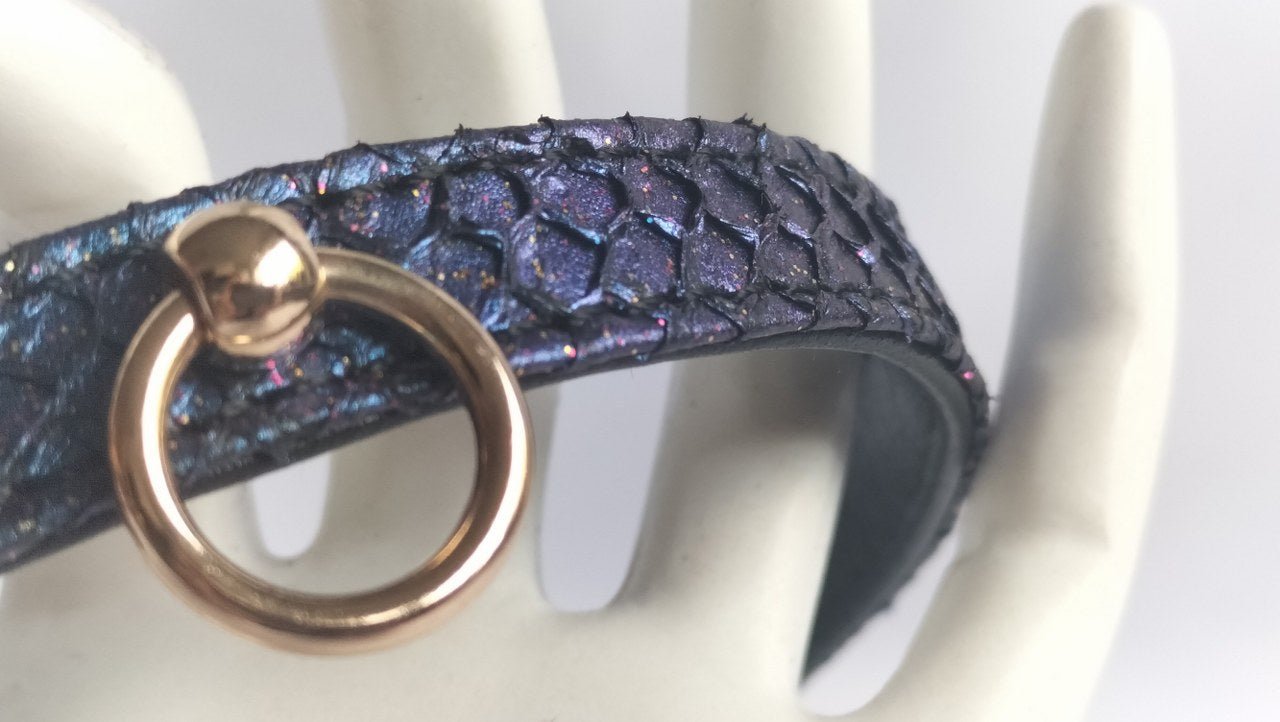 prachtige-zalmleder-collar-met-vergulden-accenten-hoe-meer-je-er-naar-kijkt-hoe-meer-accenten-je-ziet-ook-met-lichtinval-zie-je-andere-kleuren-en-accenten-in-het-leer-