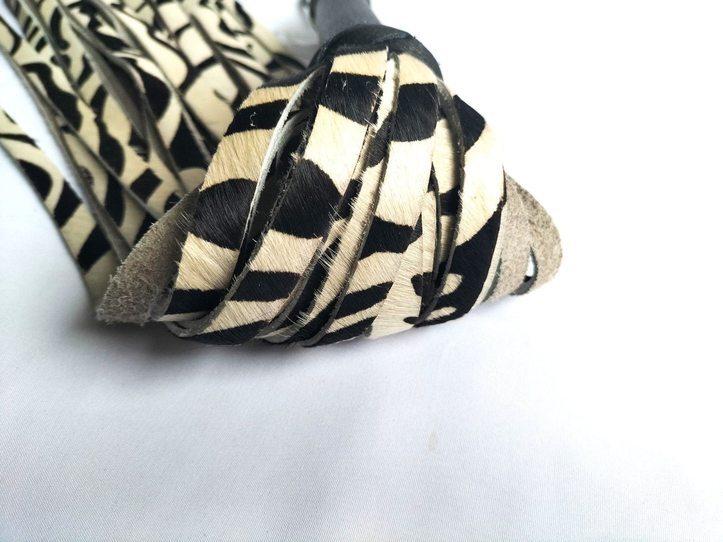 Zebraprint hair on flogger - SM - speeltjes