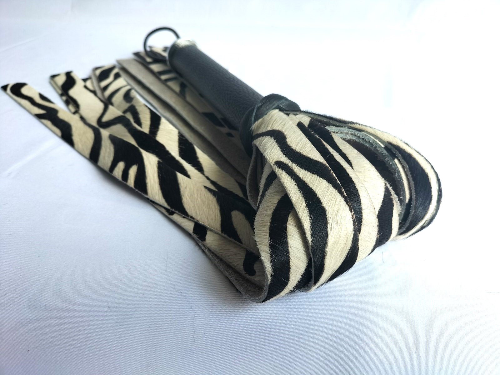 Zebraprint hair on flogger brede falls - SM - speeltjes