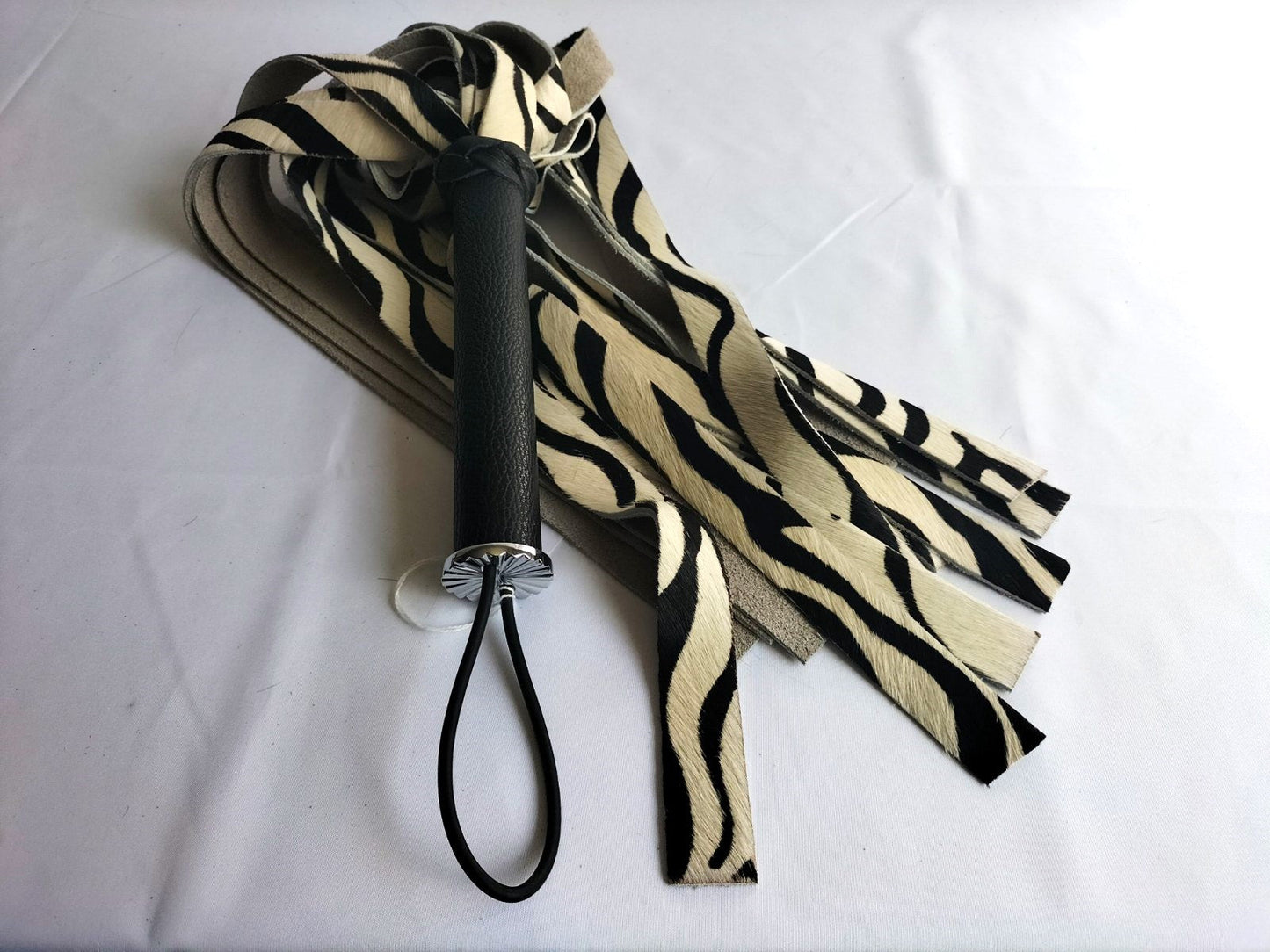 Zebraprint hair on flogger brede falls - SM - speeltjes