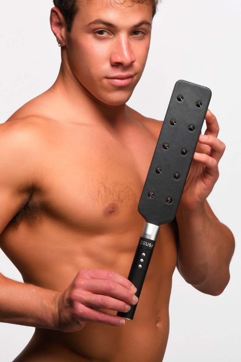 met-deze-elektro-paddel-van-zeus-leer-e-jouw-submissive-wel-in-het-gareel-lopen-en-zo-niet-kan-je-genieten-van-het-ermee-slaan-en-al-dan-niet-elektro-shocks-uitdelen-op-2-verschillende-standen-8