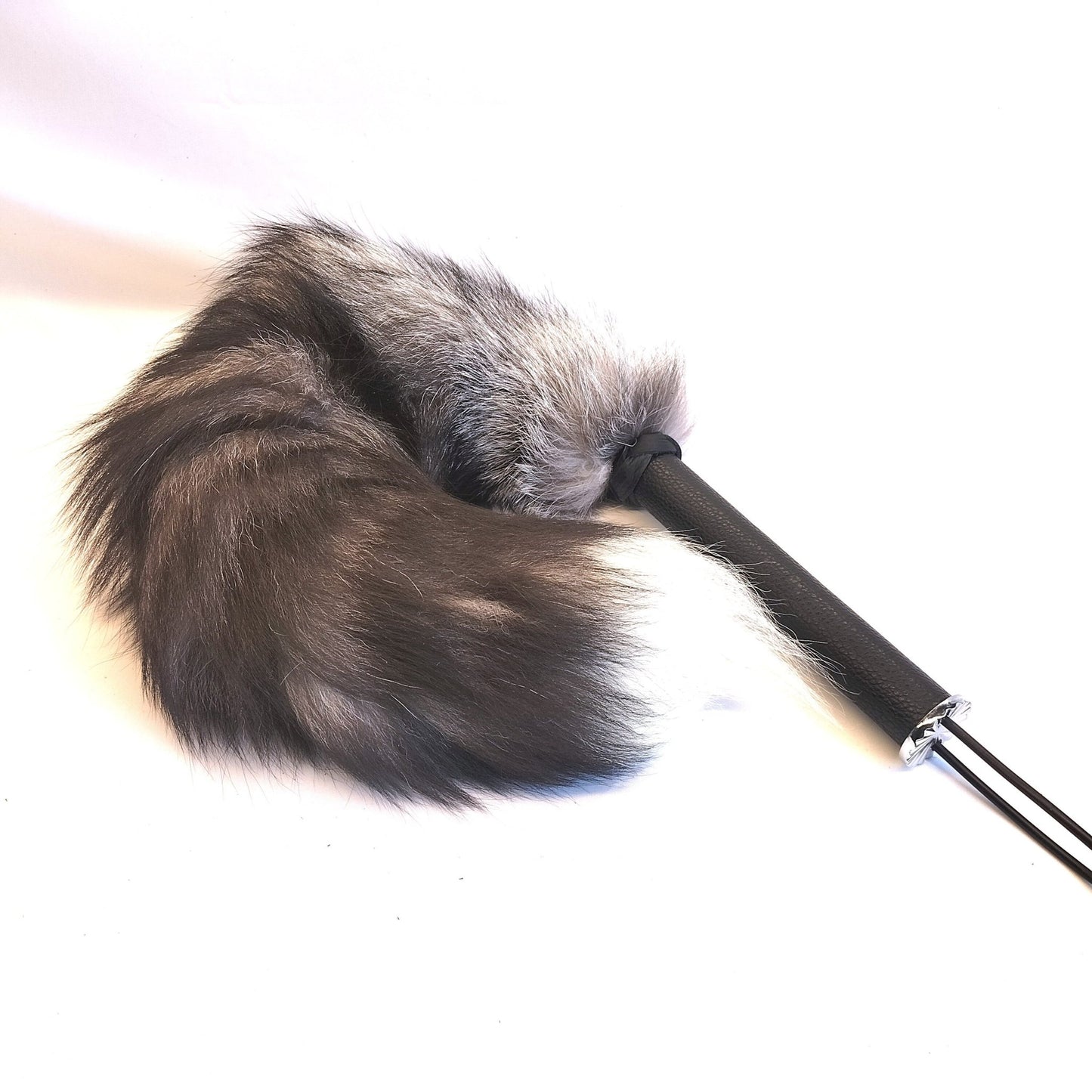 Zilvervosstaart Sensual Play 73cm 320g - Echt Bont Zwart Leer Handvat Handgemaakt - Ticklers - SM - speeltjes