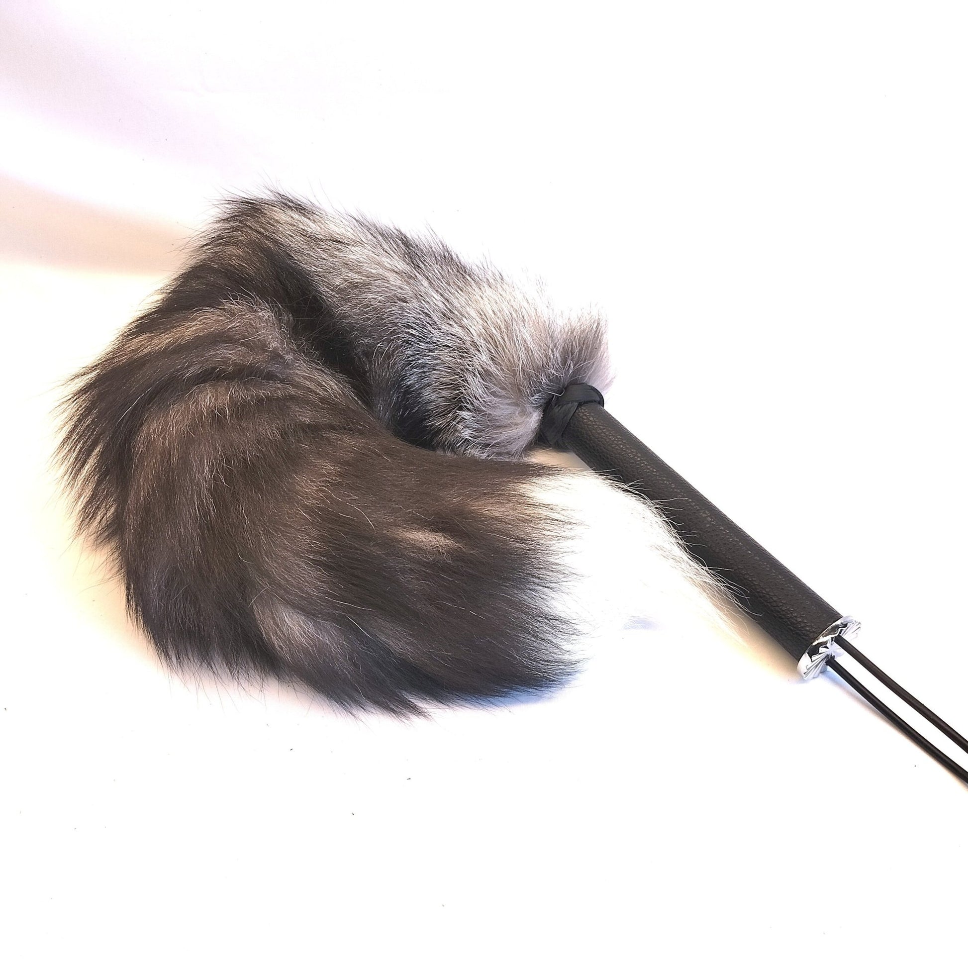 Zilvervosstaart Sensual Play 73cm 320g - Echt Bont Zwart Leer Handvat Handgemaakt - Ticklers - SM - speeltjes