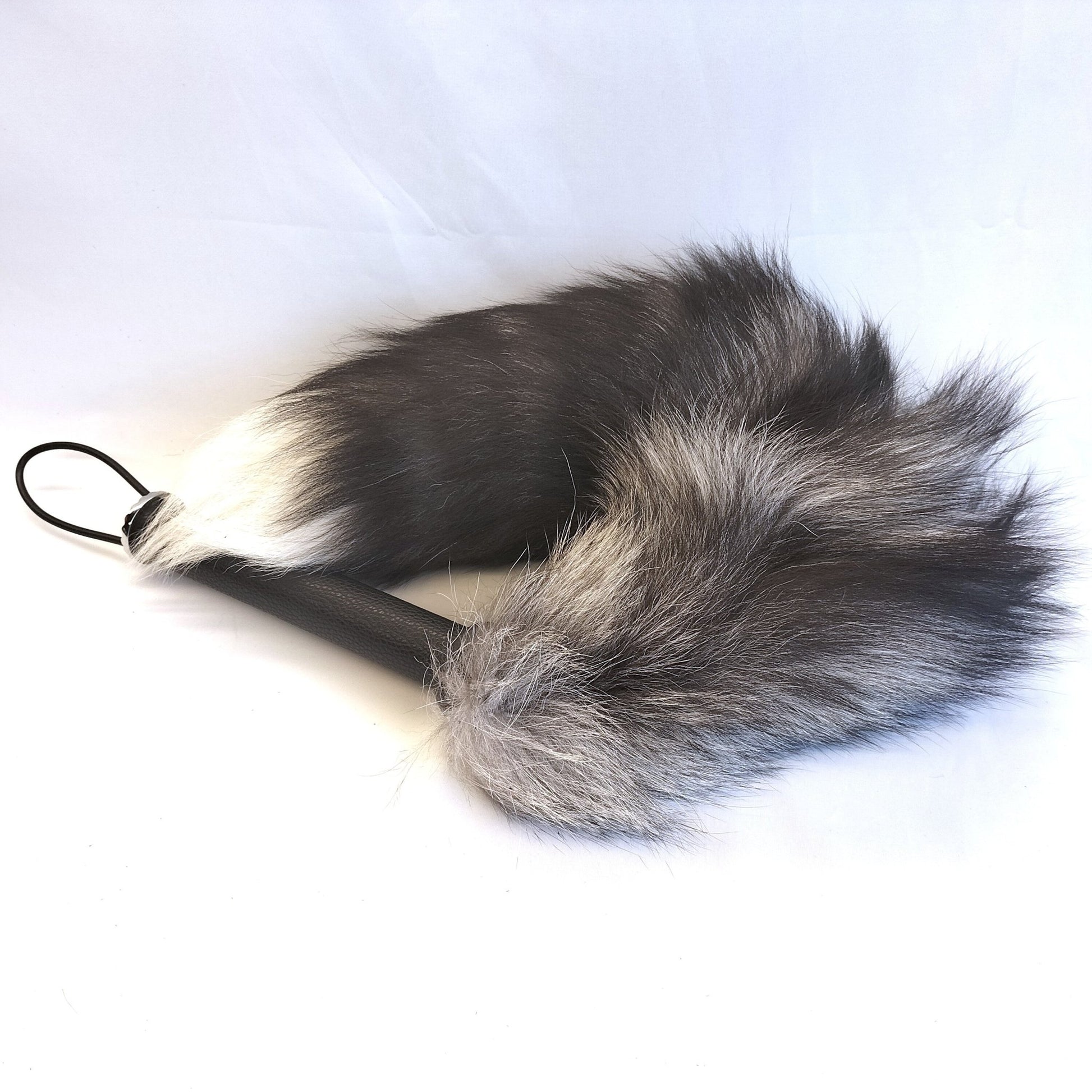 Zilvervosstaart Sensual Play 73cm 320g - Echt Bont Zwart Leer Handvat Handgemaakt - Ticklers - SM - speeltjes