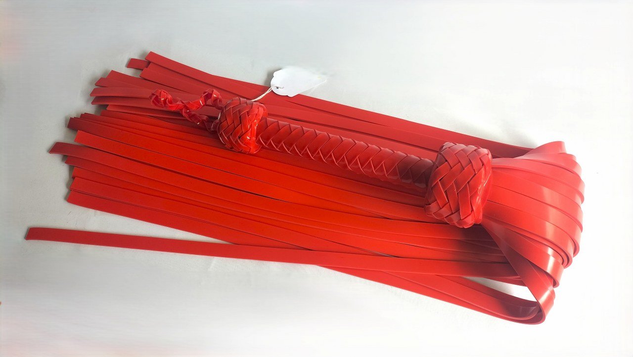 met-deze-zware-silicone-flogger-hanteer-je-zowel-een-diepe-impact-als-een-venijnige-impact-deze-bdsm-toy-is-niet-echt-geschikt-voor-de-beginner-wel-voor-mensen-die-houden-van-een-diepe-impact-toy-met-een-venijnig-kantje-1