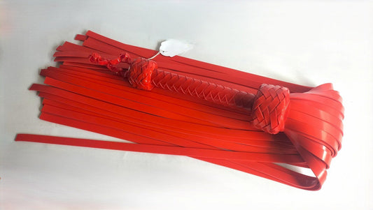 met-deze-zware-silicone-flogger-hanteer-je-zowel-een-diepe-impact-als-een-venijnige-impact-deze-bdsm-toy-is-niet-echt-geschikt-voor-de-beginner-wel-voor-mensen-die-houden-van-een-diepe-impact-toy-met-een-venijnig-kantje-1