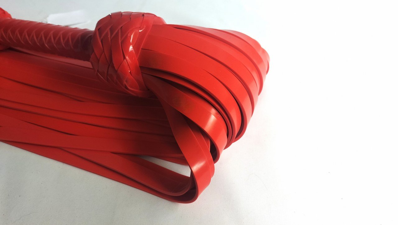 met-deze-zware-silicone-flogger-hanteer-je-zowel-een-diepe-impact-als-een-venijnige-impact-deze-bdsm-toy-is-niet-echt-geschikt-voor-de-beginner-wel-voor-mensen-die-houden-van-een-diepe-impact-toy-met-een-venijnig-kantje-2