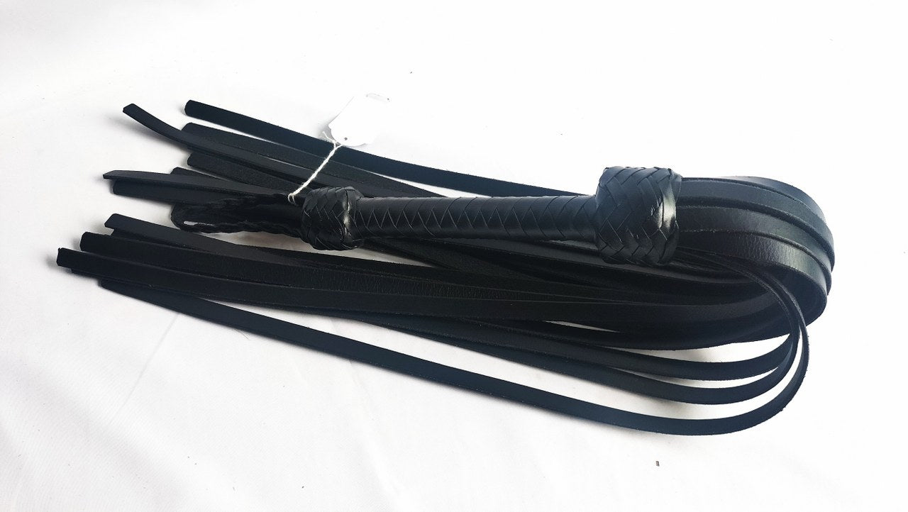 met-deze-tuig-lederen-flogger-haal-je-jezelf-een-stuggere-zweep-in-huid-met-een-diepe-impact-en-een-scherp-kantje-1
