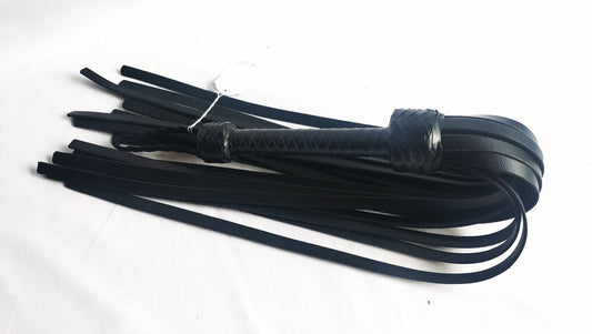 met-deze-tuig-lederen-flogger-haal-je-jezelf-een-stuggere-zweep-in-huid-met-een-diepe-impact-en-een-scherp-kantje-1